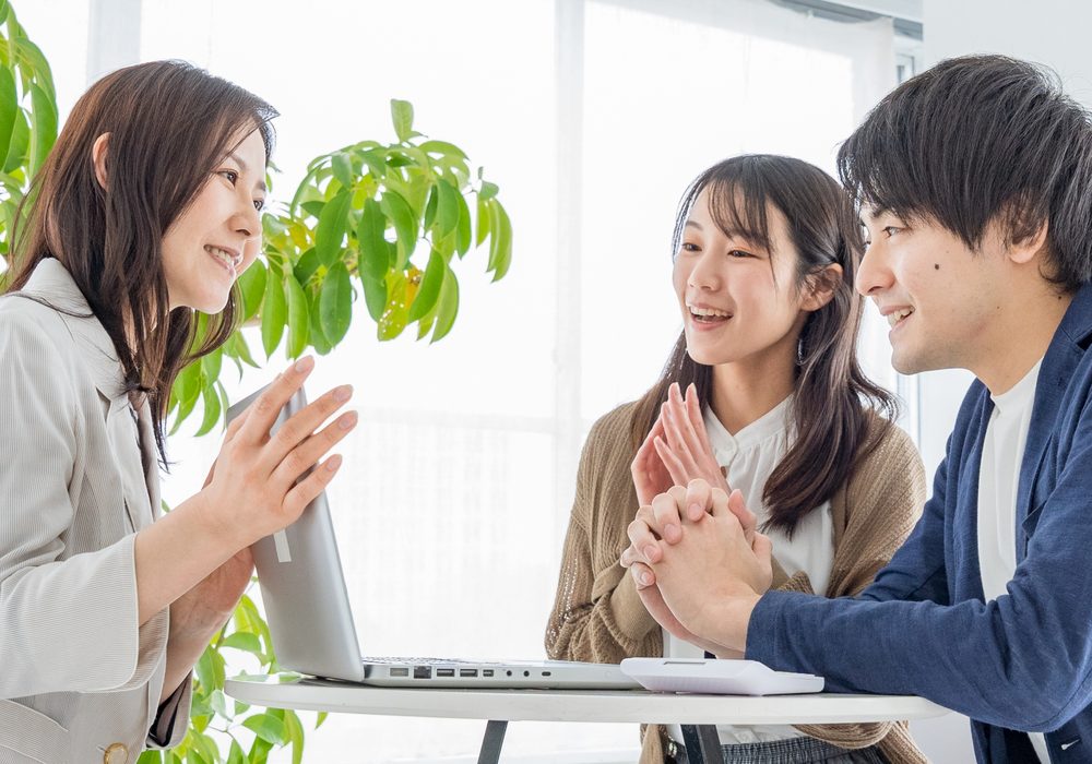 お客様に説明するスタッフ